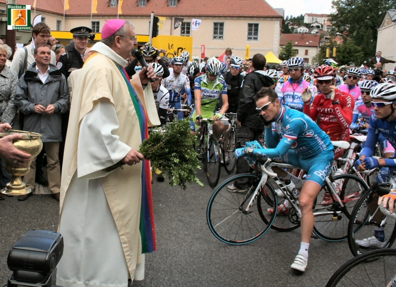 Mgr André Lacrampe au départ du Tour •