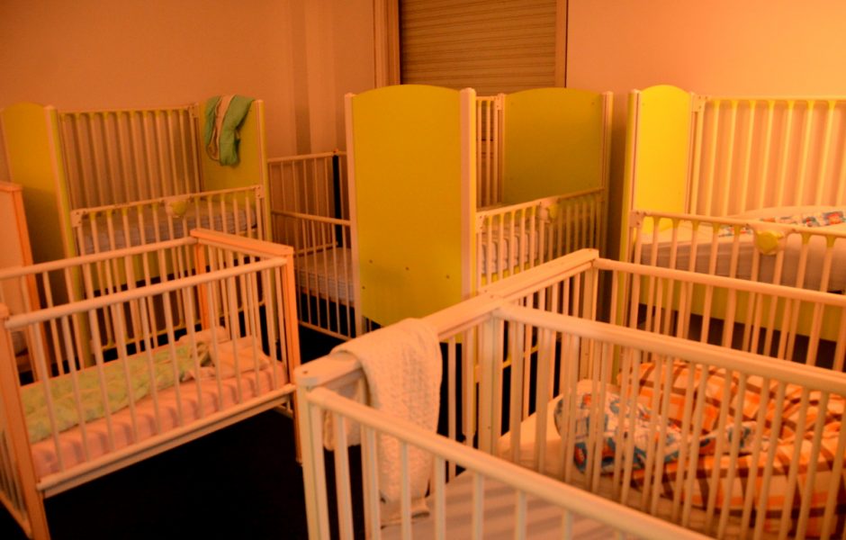 Un dortoir dans une crèche © Alexane Alfaro