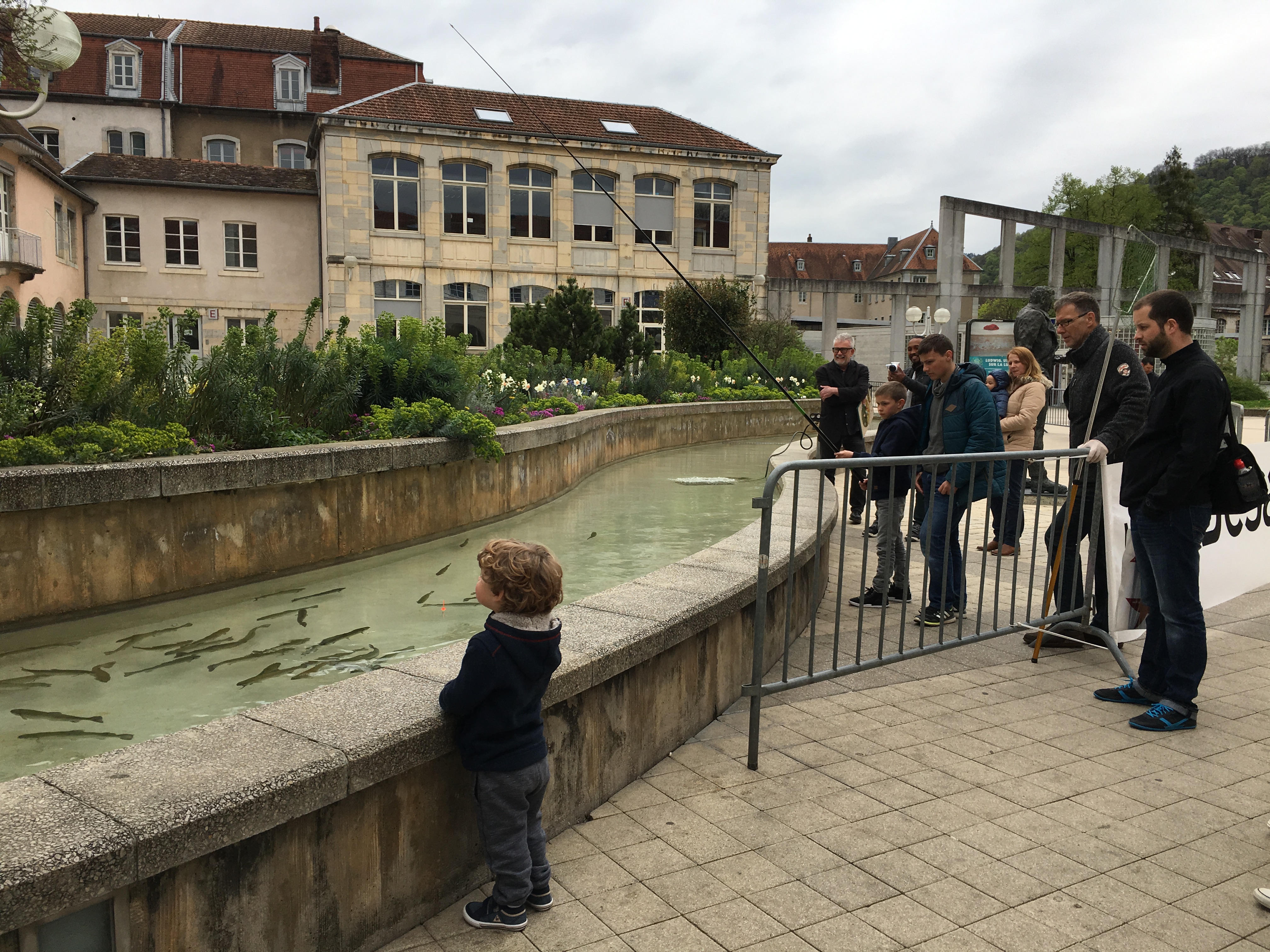 Besançon : bonne pêche à la fontaine de l’Esplanade des droits de Homme