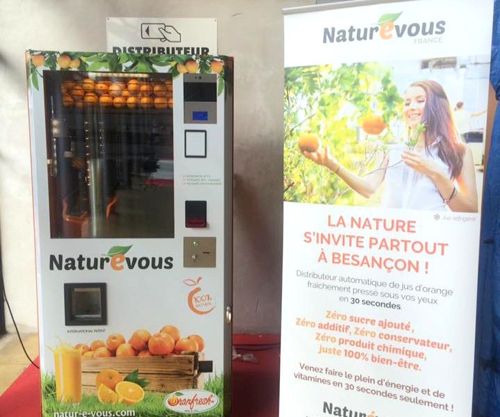 Fabrication Du Jus D'orange Dans La Machine De Presse-fruits Dans