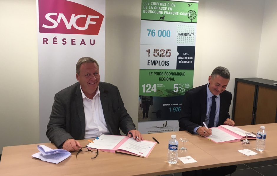 Signature de la convention de partenariat signée ce jour entre SNCF Réseau, représenté Jérôme GRAND, directeur territorial Bourgogne-Franche-Comté et la Fédération régionale des chasseurs, représentée Pascal SECULA, son président© SNCF Réseau © Signature de la convention de partenariat signée ce jour entre SNCF Réseau, représenté Jérôme GRAND, directeur territorial Bourgogne-Franche-Comté et la Fédération régionale des chasseurs, représentée Pascal SECULA, son président© SNCF Réseau