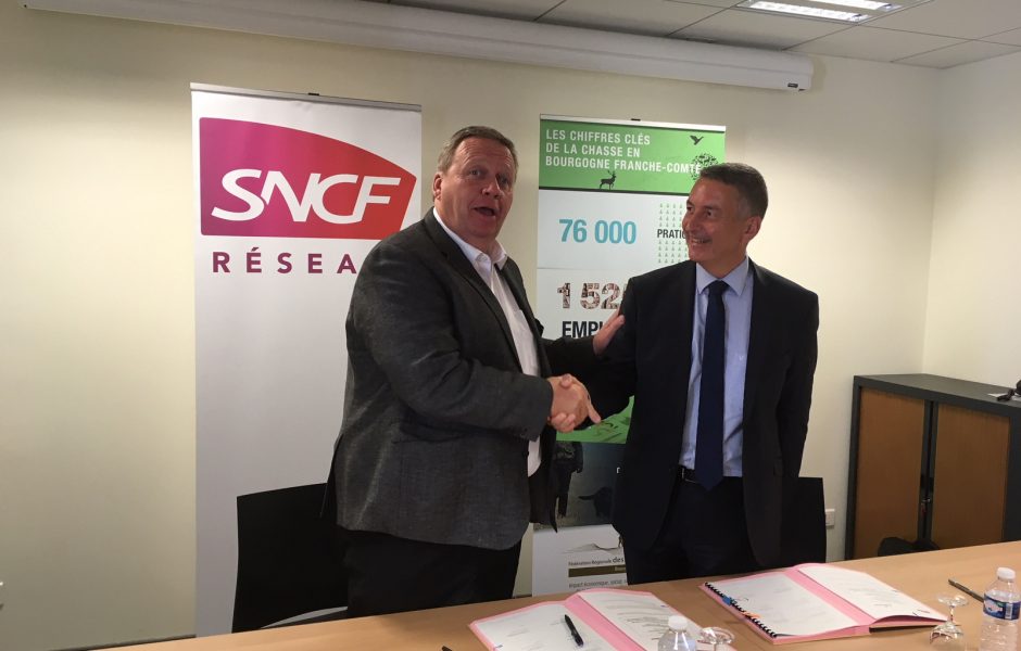 Signature de la convention de partenariat signée ce jour entre SNCF Réseau, représenté Jérôme GRAND, directeur territorial Bourgogne-Franche-Comté et la Fédération régionale des chasseurs, représentée Pascal SECULA, son président© SNCF Réseau © © SNCF Réseau