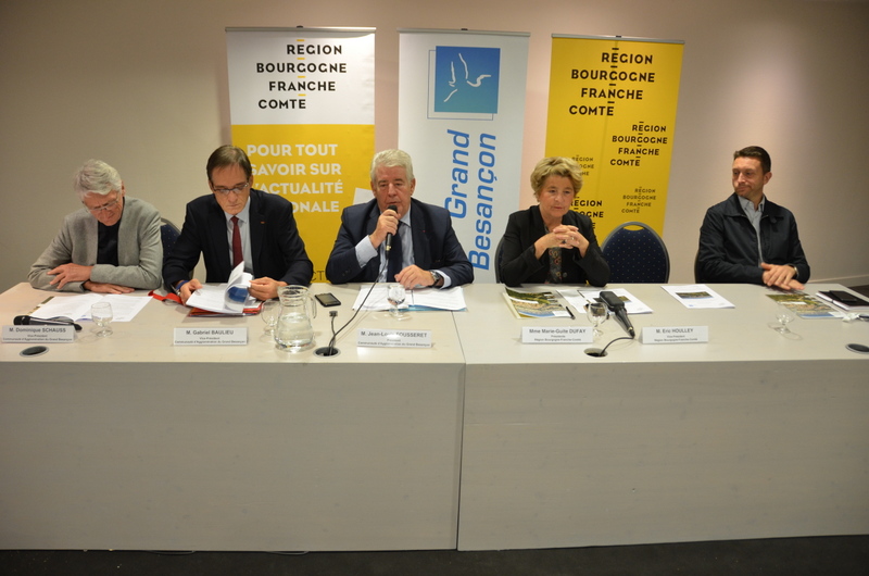 Dominique Schauss, vice-président du Grand Besançon, en charge de l'enseignement supérieur et de la recherche, Gabriel Baulieu, 1er vice-président en charge des Finances, Jean-Louis Fousseret, président du Grand Besançon, Marie-Guite Dufay, présidente de la Région Bourgogne Franche-Comté et Luc Bardi, conseiller délégué à l'artisanat et au commerce de la région  ©Alexane Alfaro ©