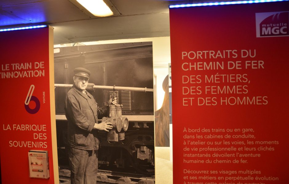 LA FABRIQUE DE SOUVENIRS. La voiture 6 propose une exposition photo sur les métiers du chemins de fer en perpétuel renouvellement et un salon ciné-rétro pour se replonger dans le passé de la SNCF.  ©