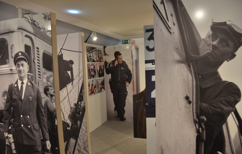 Un guichet de la collecte des 80 ans, organisée par la SNCF depuis le début de l’année, permet au public de déposer des objets ou archives familiales et d’échanger avec des archivistes.
 ©