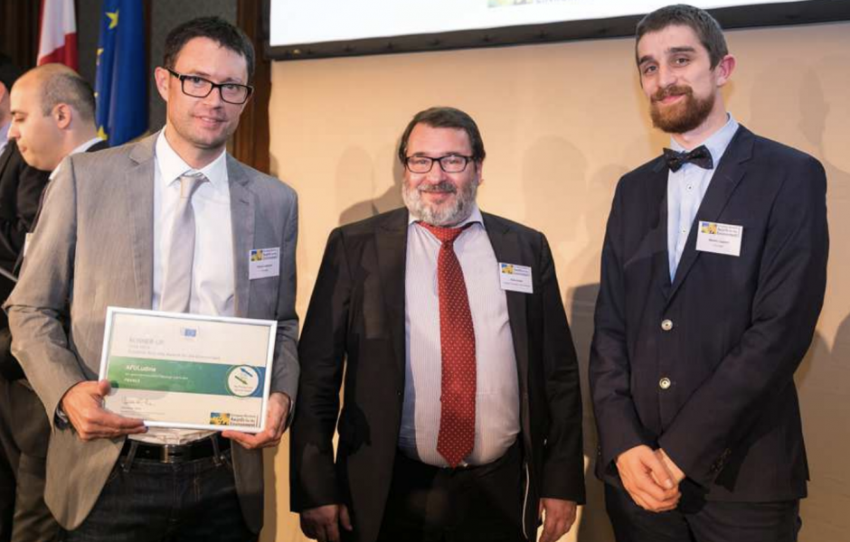 Fabrice LALLEMAND, Gilles GANTELET (Directeur des politiques écologiques à la commission
européenne) et Mathieu COGNARD lors de la remise du trophée pour le titre de vice-champion d'Europe dans
la catégorie Product and Services. ©AFULudine ©