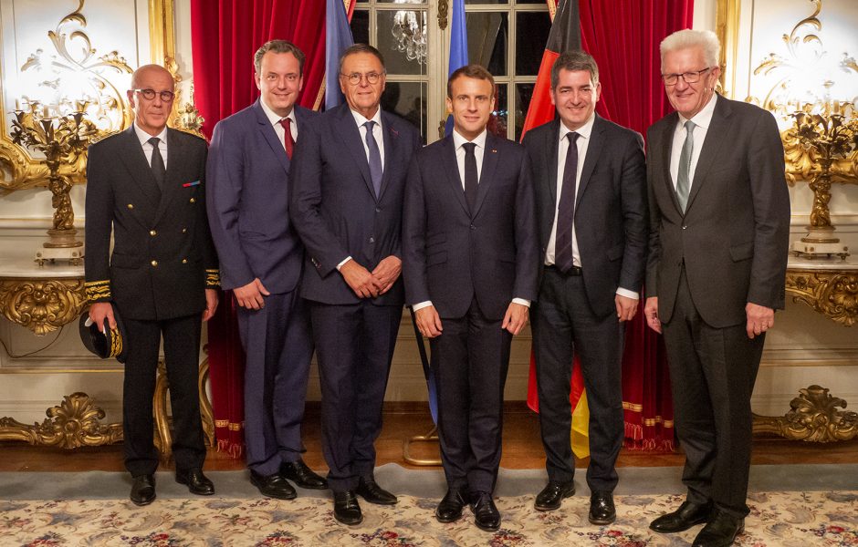 Jean-Luc Marx (Préfet de la Région Grand Est), Michael Mack (associé-gérant d'Europa-Park), Roland Mack (fondateur et propriétaire d'Europa-Park), Emmanuel Macron (Président de la République française), Jean Rottner (Président de la Région Grand Est) et Winfried Kretschmann (Ministre Président du Bade-Wurtemberg). ©