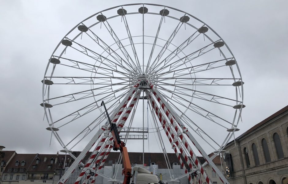 Installation de la grande roue du marché de Noël de Besançon (26 novembre 2018)  © d poirier ©
