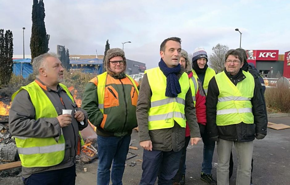 Florian Philippot (au centre) entouré de Gilets jaunes. ©Facebook/Florian Philippot ©