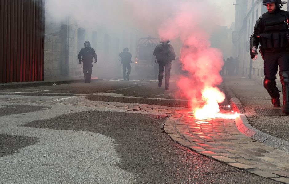 illustration forces de l'ordre rue Charles Nodier (Besançon) en marge d'une manifestation des Gilets jaunes© d poirier ©