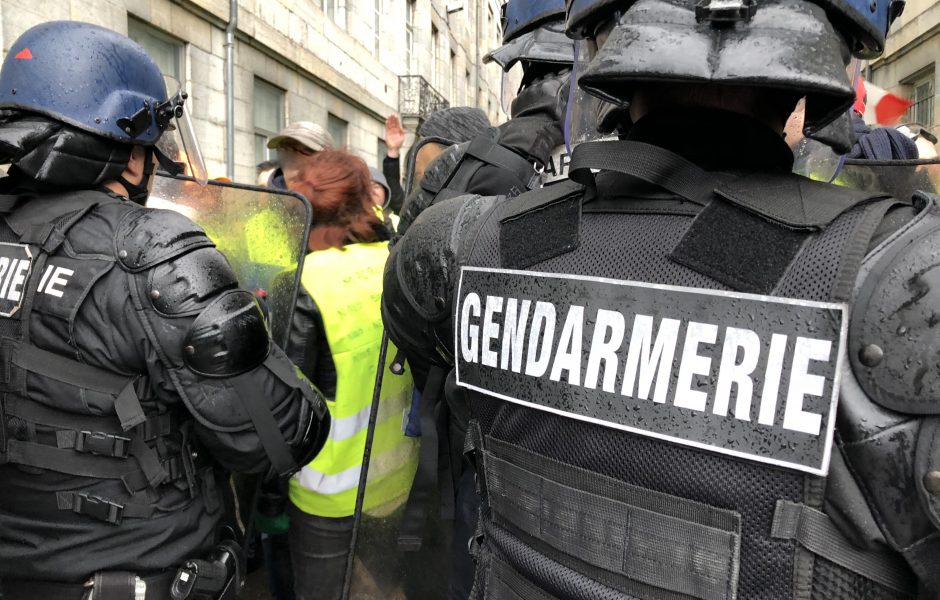 Gilets Jaunes Blessé Au Visage Un Adolescent Met En