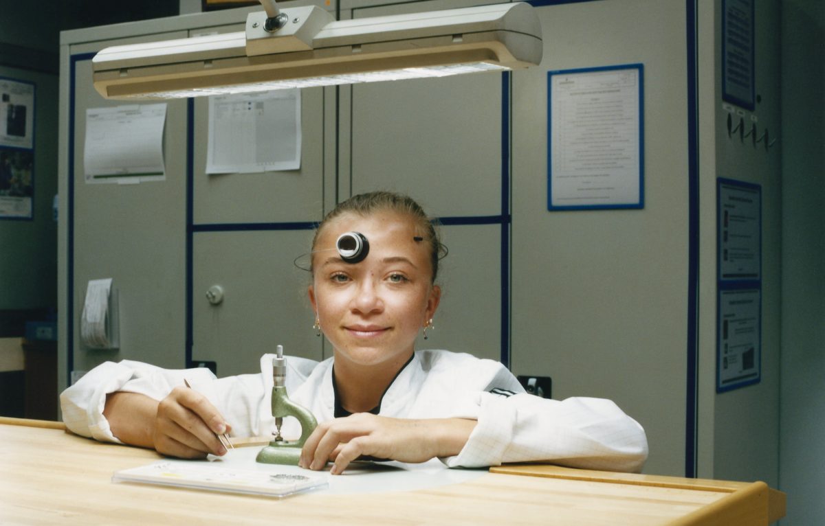 Lucie Berenguer, 15 ans, première année de CFC (Certificat Fédéral de Capacité) horloger en alternance © Joseph Gobin