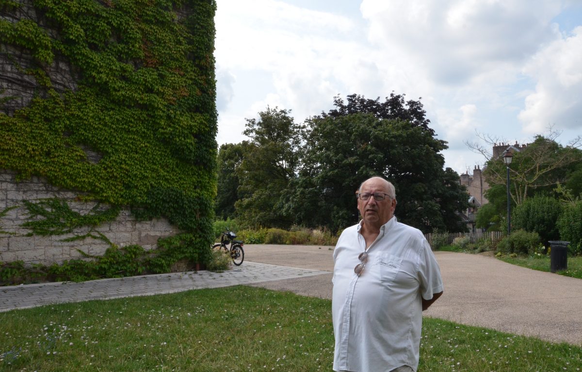 Thierry Dardelin nous explique comment va se dérouler le montage sur le terrain de tir le jour J au pied de la tour Carrée, à Besançon © Lilou B.