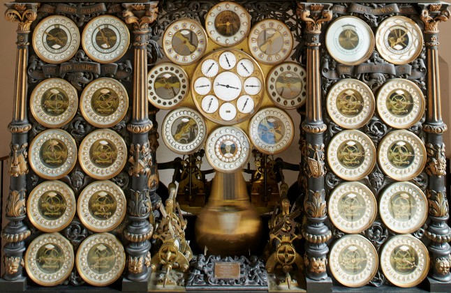 Horloge installée dans une salle des parties basses du clocher. Avant restauration. &copy;