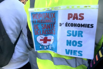 https://www.macommune.info/wp-content/uploads/2019/01/blouses-blanches-et-gilets-jaunes-004-400x270.jpg