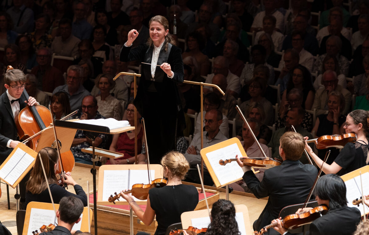 DEU, Deutschland, Berlin, 16.08.2025,Konzerthaus Berlin,Young Euro Classic,Orchestre Français des Jeunes,Dirigentin: Kristiina Poska,Klavier: Alexandre Tharaud,[(c) Kai Bienert, Borkumstr.10, 13189 Berlin, Mobil: 0171 5418507, E-Mail: kb@mutesouvenir.com, www.mutesouvenir.com, Bankverbindung/bank account: GLS Gemeinschaftsbank eG, IBAN: DE09430609671169447400, BIC/SWIFT: GENODEM1GLS, Finanzamt / tax authority: Berlin Pankow/Weissensee, StNr.:35/229/00156, UST-ID/VAT-ID:DE137081101,Nutzung nur gegen Honorar und Copyrightnennung. Nur redaktionelle Nutzung, Nutzung fuer Werbung nur auf Anfrage. Grosse Daten/Raws meistens auf Anfrage verfügbar. Keine Nutzung zum KI-Training!Each use is subjected to a fee. No publication without copyright remark. Only editorial use - advertisement only after agreement! Bigger files/RAWs mostly available on request. Usage for IA-Training forbidden!] &copy;