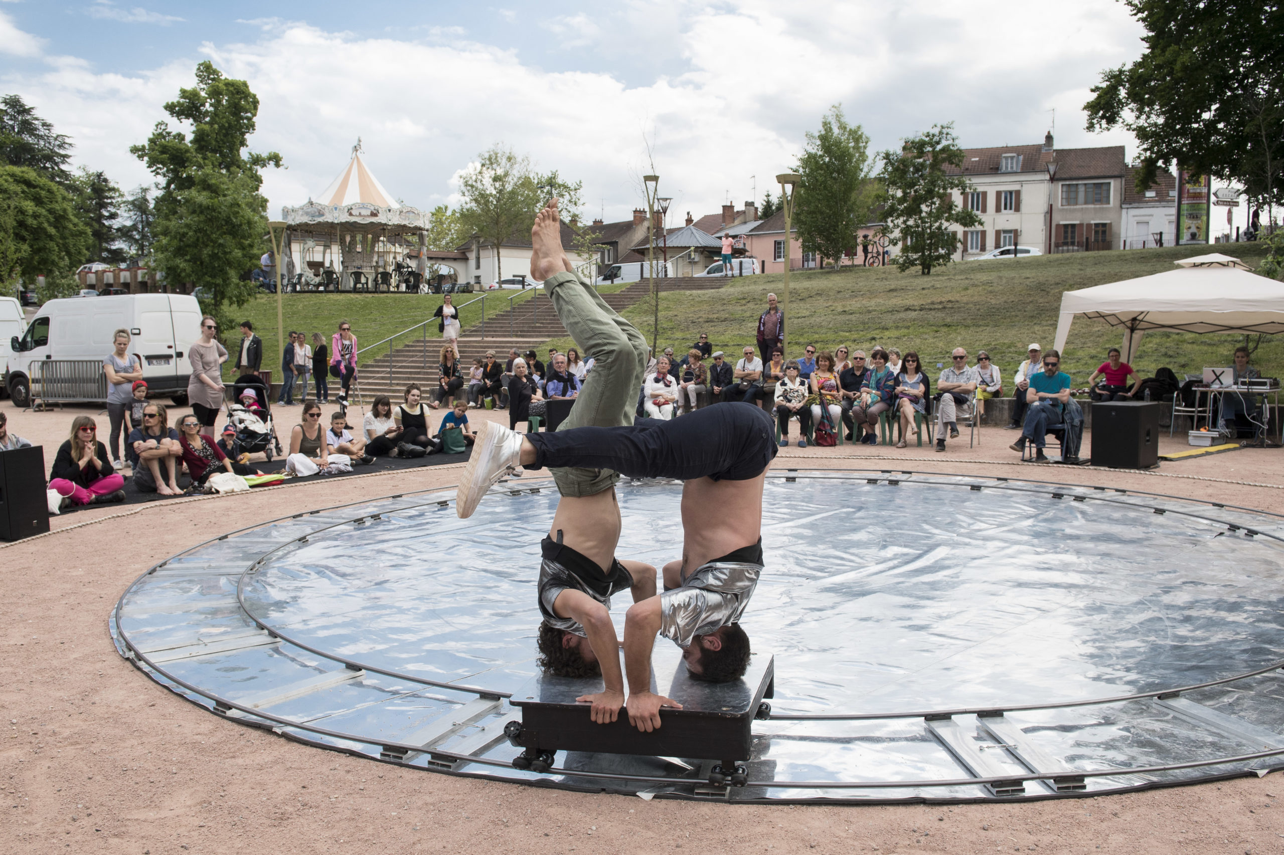Spectacle: Répliques,
Chorégraphe: Fre?de?ric Celle?,
Interprètes: Javier Varela Carrera, Pierre Theoleyre,
Musique: Romain Dubois,
Scénographie: Gille Faure,
Lieu: Le Creusot, le 25/05/2019 ©