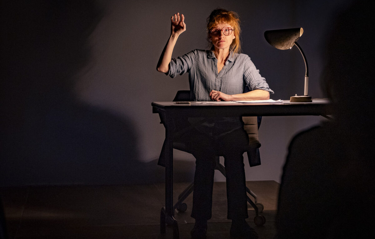 La comédienne Élise Marie interprète le texte écrit par son compagnon Renaud Serraz sur l'enfance douloureuse de celui-ci passée en pension au collège privé Notre-Dame de Garaison, dans les Hautes-Pyrénées. FRAC de Besançon, le jeudi 16 octobre 2025 ©