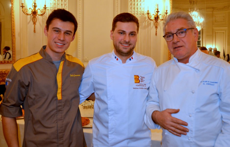 Emile Jeannenot (à gauche),  meilleur Jeune boulanger de France en 2017 et meilleur apprenti de France 2018 en boulangerie eux de ses formateurs. © d poirier ©