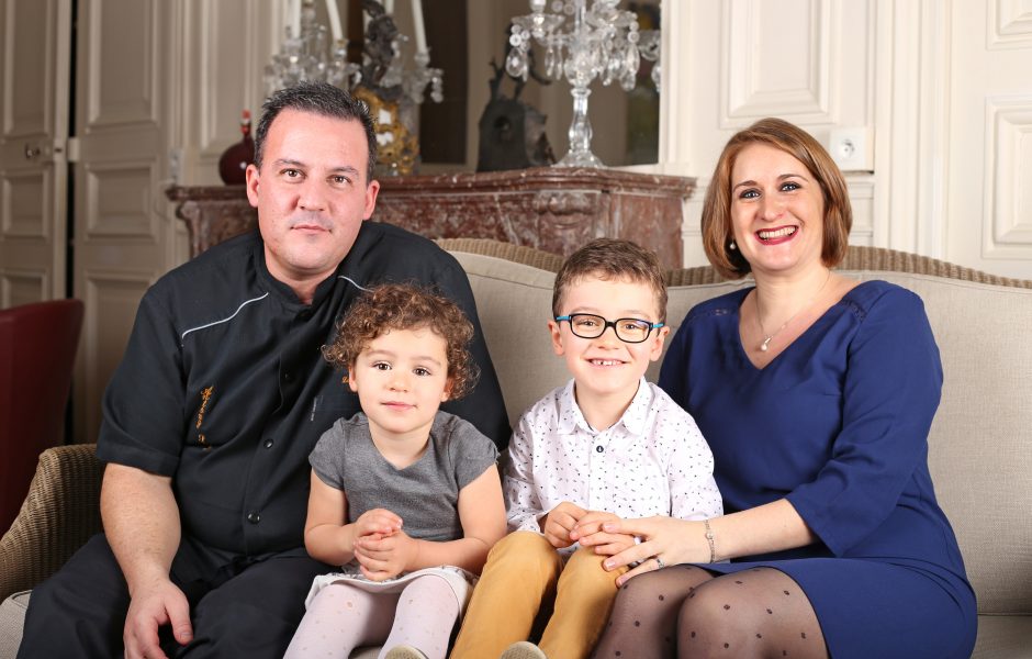 Anthony Serra,  son épouse Ophélie et leurs enfants - Château de la Dame blanche de Geneuille (25) © DR ©