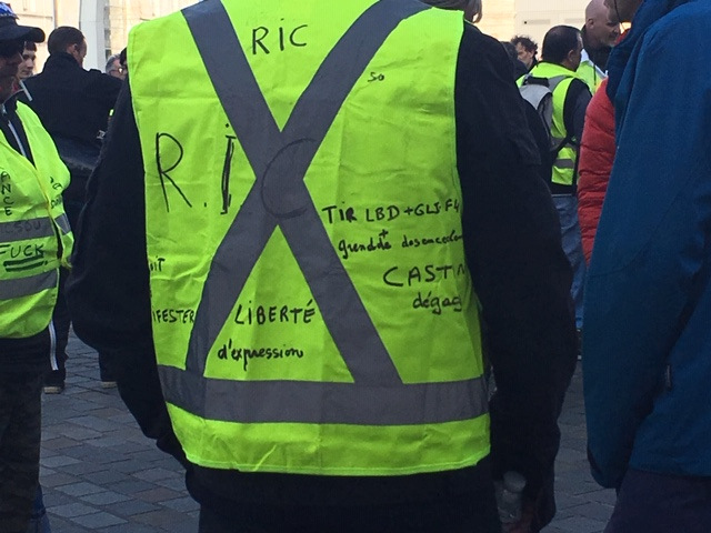 Manifestation à Besançon Un Gilet Jaune Reçoit Un Coup De