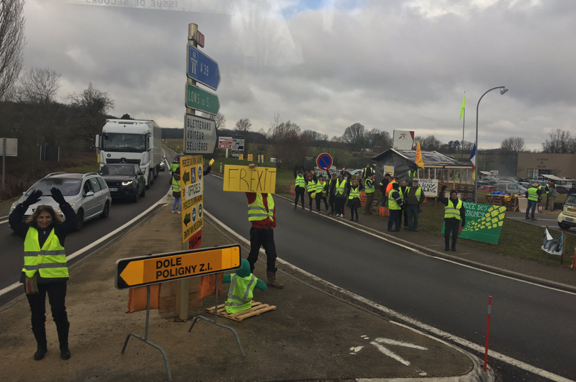 Entre 60 et 80 Gilets Jaunes en marge de la 22e percée du vin jaune à Poligny © HL ©