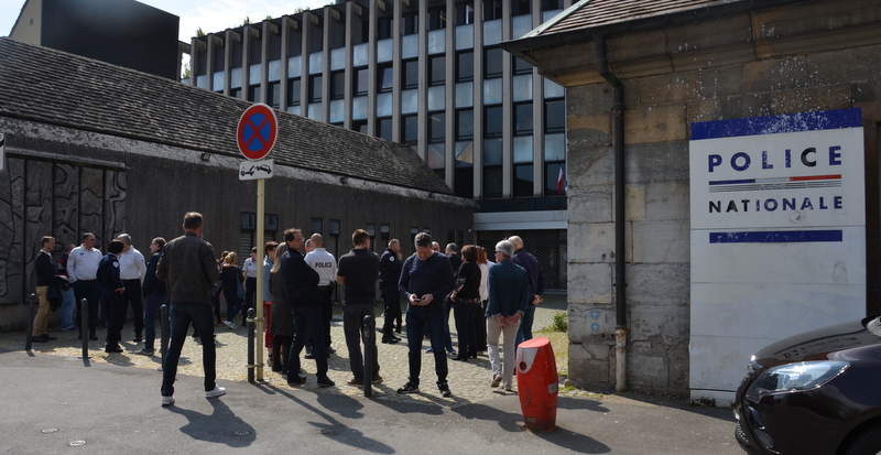 Le personnel du commissariat de la gare d'eau s'est réuni en hommage aux deux nouveaux suicides dans la police ©Maxime C. ©