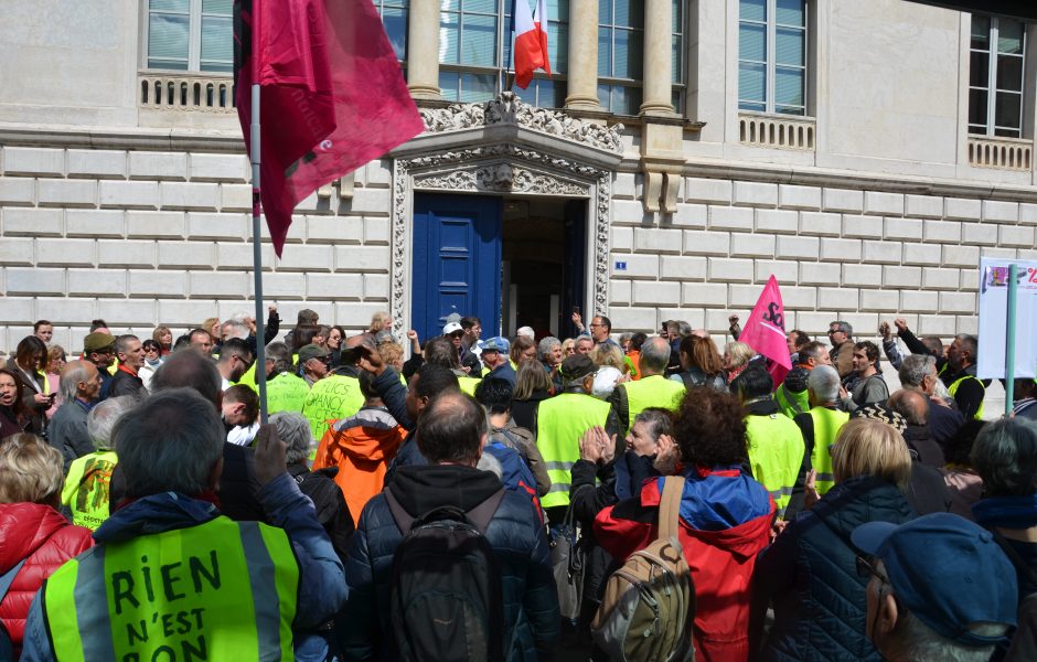 Sortie de l'audience : devant le palais de Justice, les soutiens se massent. Certains reprennent 