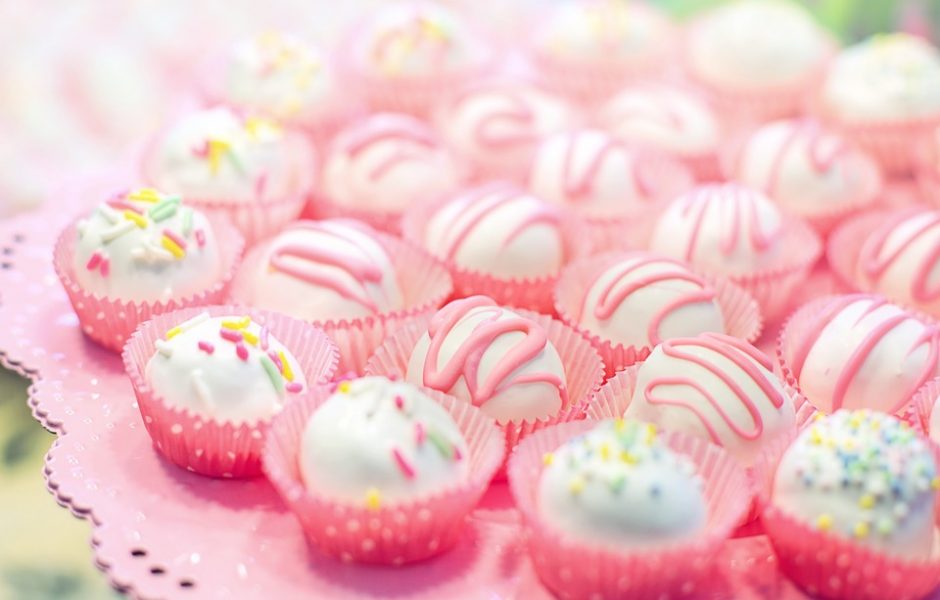 ©https://pixabay.com/fr/photos/boules-de-g%C3%A2teau-dessert-bonbons-4139989/ &copy;