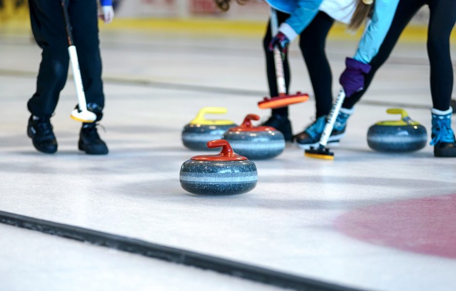 curling, image d'illustration ©https://pixabay.com/fr/photos/les-comp%C3%A9titions-de-curling-concours-3233959/ &copy;