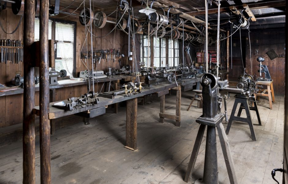 Un atelier d’horlogerie aux Gras et son système de transmission au plafond (avec poulies et courroies) © Région Bourgogne-Franche-Comté, Inventaire et Patrimoine, ADAGP, Sonia Dourlot ©