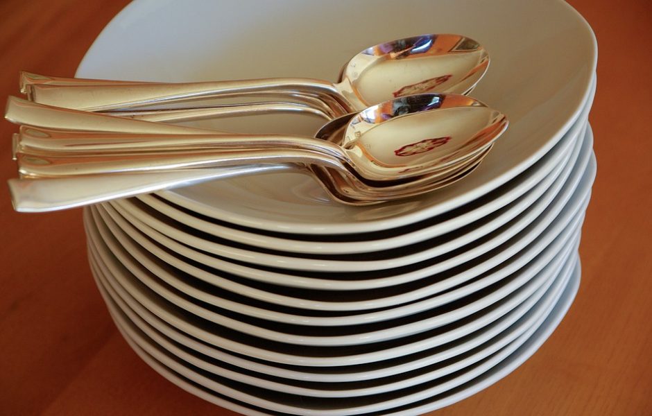 ©https://pixabay.com/fr/photos/assiettes-cuill%C3%A8res-argenterie-pile-598366/ © Jackmac34 /Pixabay