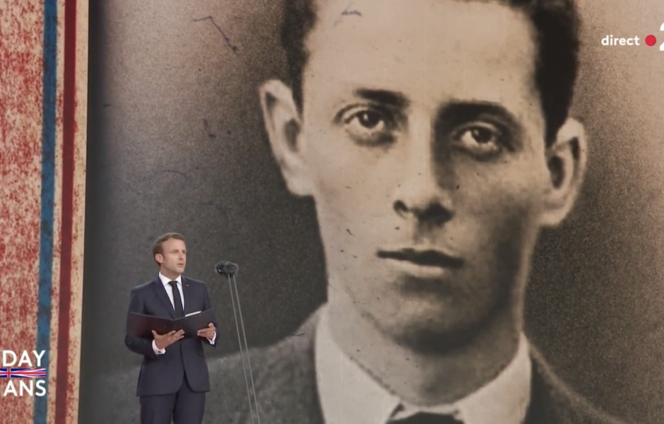 Emmanuel Macron lisant la lettre d’adieu d’Henri Fertet mercredi 5 juin lors des commémorations du Débarquement à Portsmouth, en Angleterre © capture France TV ©