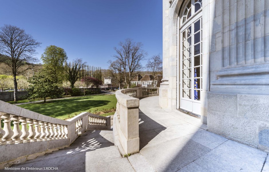 Vue extérieure coté parc, de la préfecture du Doubs à BESANCON ©