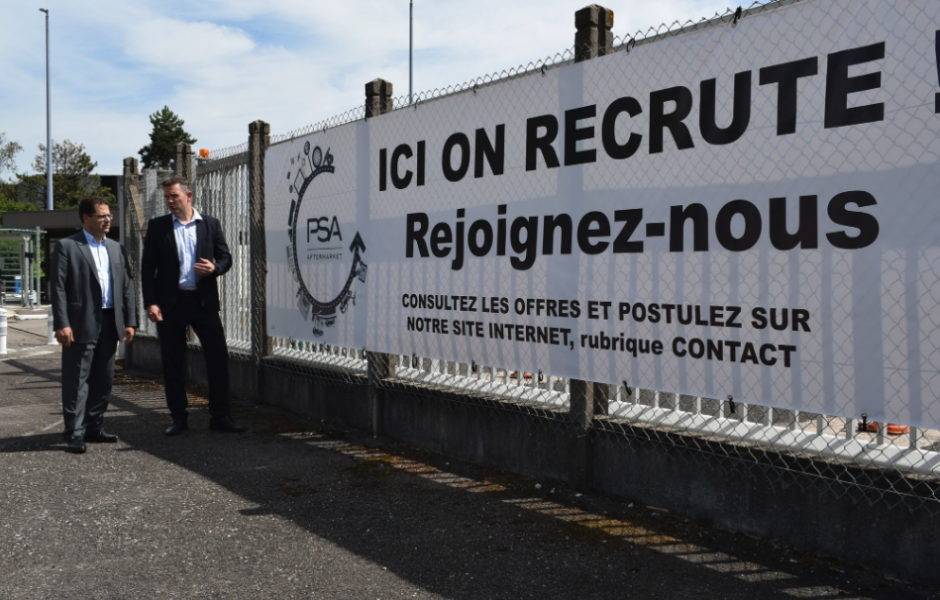 De grandes banderoles autour du site annoncent la vague de recrutement chez PSA Vesoul © @prefet70 twitter ©