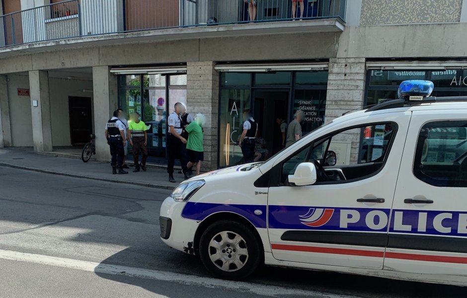 Vol à l'arraché rue Proudhon  - Le voleur présumé (en vert) rattrapé par un livreur 17/7/19 © alerte témoin MM ©