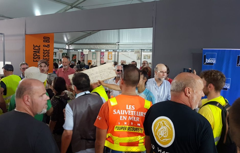 Des Gilets jaunes au Livres dans la boucle © Maxime C ©