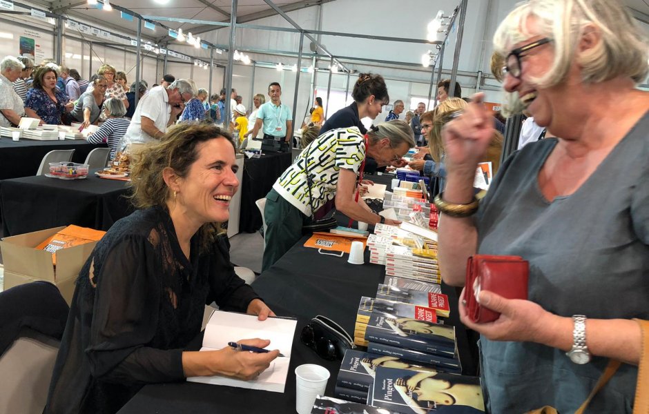 Mazarine Pingeot en dédicaces vendredi sous le chapiteau des Livres dans la Boucle © D Poirier ©