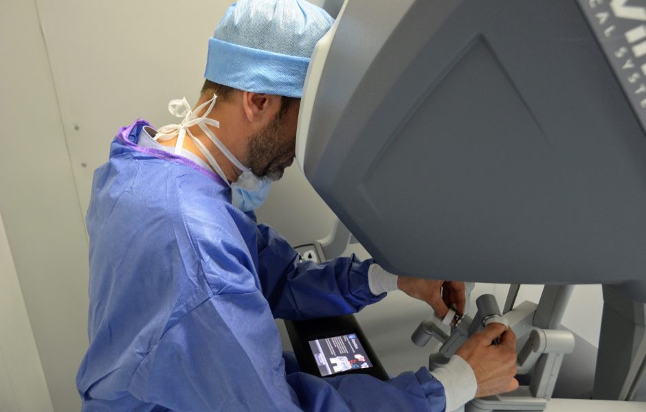 Le docteur Darcq, sur la machine Da Vinci, continue de procéder à des chirurgies de la prostate ©MC ©