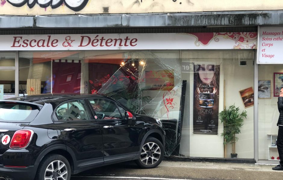 Une voiture s’encastre dans une vitrine commerciale, accident rue de Belfort 30 octobre 2019 © D. Poirier ©