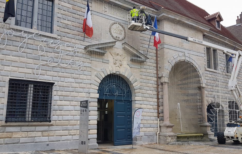 Les décorations sont aussi installée sur l’hôtel de ville ! ©MC
 ©