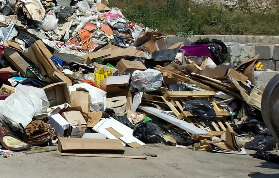 Déchets arrivés en mélange sur un centre de tri. Seuls quelques gros éléments (grands cartons, palette) pourront être retirés au grappin, le reste sera éliminé en décharge
©Dreal Bourgogne Franche-Comté
 ©