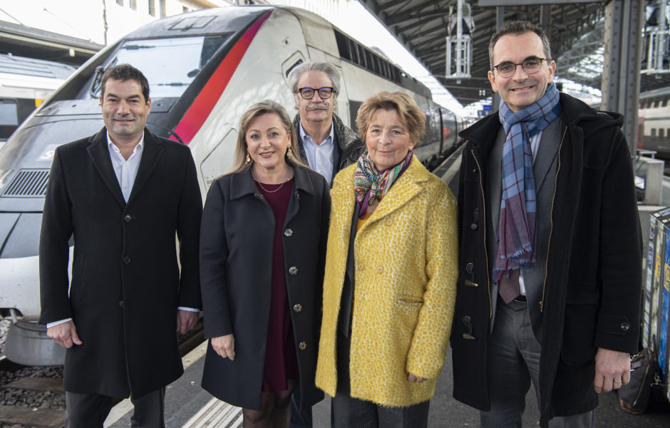 Nuria Gorrite, Presidente du gouvernement vaudois et Marie-Guite Dufay, Presidente de la region Bourgogne-Franche-Comte entourees par Jean-Baptiste Guenot, Directeur Europe SNCF Mobilites, Michel Neugnot, 1er vice-president  Region Bourgogne Franche-Comte, et Fabien Soulet, Directeur General TGV Lyria, sur le quai de la gare de Lausanne, lundi 25 novembre 219 ©Jean-Bernard Sieber ©