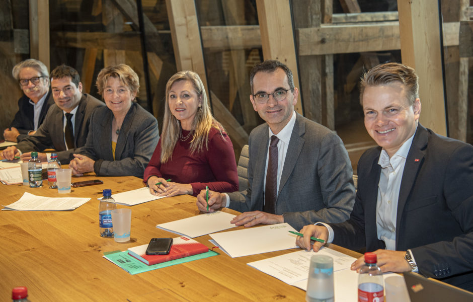 Signature d'une convention pour developper l'axe international a travers le Jura. Michel Neugnot, 1er vice-president  Region Bourgogne Franche-Comte, Jean-Baptiste Guenot, Directeur Europe SNCF Mobilites, Marie-Guite Dufay, Presidente de la region Bourgogne-Franche-Comte, Nuria Gorrite, Presidente du gouvernement vaudois, Fabien Soulet, Directeur General TGV Lyria, Armin Webwer, membre de la direction des CFF, lundi 25 novembre 219. ©Jean-Bernard Sieber ©