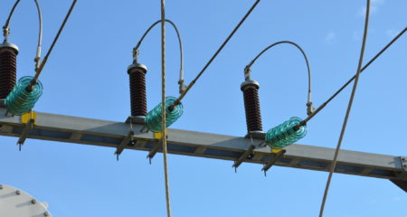 Beure : installation de 42 poteaux électriques dont sept à l’aide d’un hélicoptère • macommune.info