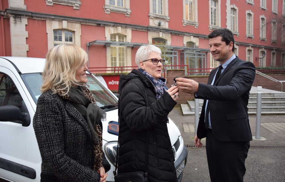 Sylvie Feige, administratrice déléguée des Restos du Cœur de Belfort, reçoit les clés du véhicule donné par le département © Département Territoire-de-Belfort  ©