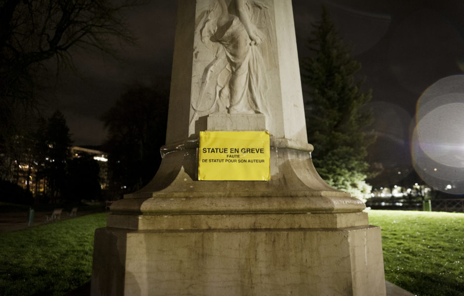 Dans le cadre de la lutte contre la réforme des retraites, Art en Grève Besançon se mobilise et recouvre les statues du centre ville pour sensibiliser la population à la situation catastrophique des artistes auteurs. Statue en grève faute de Statut pour son auteur. ©