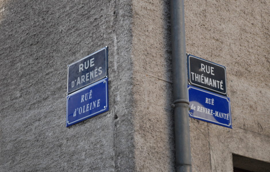 Cette première signalisation bilingue est à découvrir au quartier Battant, au croisement des rues d’Arènes et Thiémanté, ou plutôt Ruë d’Oleine et Ruë de Revire-Manté !
 © Institut de promotion des langues régionale de Franche-Comté 