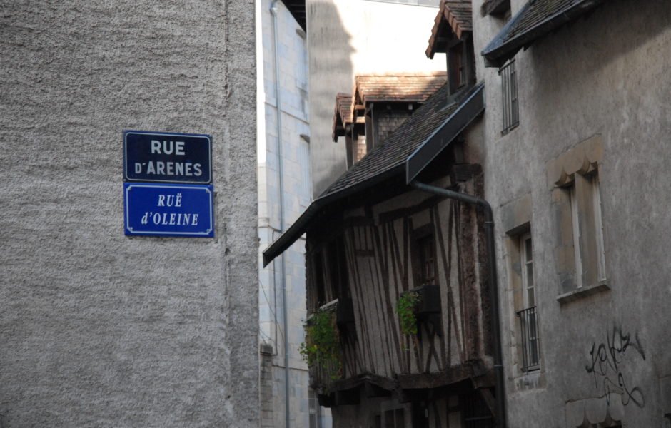 Cette première signalisation bilingue est à découvrir au quartier Battant, au croisement des rues d’Arènes et Thiémanté, ou plutôt Ruë d’Oleine et Ruë de Revire-Manté ! 
 © Institut de promotion des langues régionale de Franche-Comté 