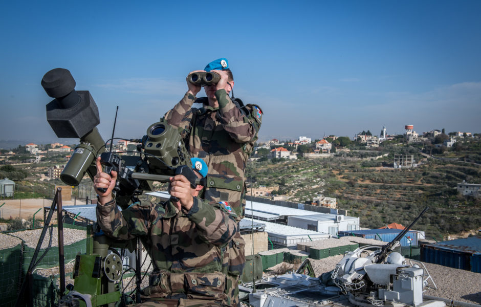 Les personnels du 1er régiment d'artillerie sont au poste Mistral et observent le ciel en surveillance des d'aéronefs.

La batterie d'artillerie est un des éléments qui constituent la Force commander Reserve. Elle est armée par le 1er régiment d'artillerie en auto-relève depuis 2006. Leur rôle est d'assurer la détection des coups de canons, mortiers franchissant la Blue Line grâce aux COBRA. La batterie possède également 4 pièces Mistral armées par le 54e régiment d'artillerie. Elles sont chargées de la détection d'aéronefs et de la protection de l'espace aérien.

Présente depuis 1978 au Liban, la France est l’un des principaux pays contributeurs de la 
Force intérimaire des Nations Unies au Liban (FINUL), avec 700 soldats. Les militaires français au Liban sont déployés dans le cadre de l’opération Daman, nom de la participation française à la force internationale. 
Le contingent français arme la Force Commander Reserve (FCR), qui est en mesure d’intervenir très rapidement au profit de tous les contingents déployés sur l’ensemble de la zone d’action de la FINUL (cadre des résolutions 1701 et 2373). Une trentaine de militaires français est par ailleurs insérée au sein de l’état-major de la FINUL. 
La FCR compte 800 militaires, 650 Français et 150 Finlandais. Ils sont notamment équipés de véhicules de l’avant blindé, de véhicules blindés légers (VBL), et de missiles sol-air Mistral. La compagnie d’infanterie Finlandaise est équipée de véhicules SISU. La FCR est placée sous les ordres directs du Force Commander de la FINUL, le général Irlandais Michael Beary. 
La FCR est la force de réserve du général commandant la FINUL. Elle est dotée d’engins blindés avec une forte puissance de feu et de capacités uniques sur le théâtre de détection d’aéronefs. 
Basée à Dayr Kifa, elle est le principal moyen de réaction, de dissuasion et de coercition de la FINUL. Robuste, souple et réactive, elle co ©